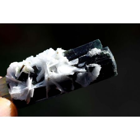 Elbait-E-Kristall Doppelender mit Clevelandit / Albit