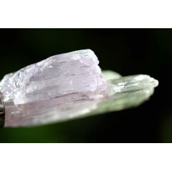 Kunzit natur + Hiddenit zusammengewachsen-Silberkappenöse-Energiekristallanhänger (Erleuchtung / Verbindung Himmel und Erde)