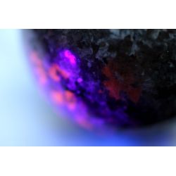 Yooperlite Energie-Schamanenkugel mit UV-Licht (leuchtendes Lichtgestein)