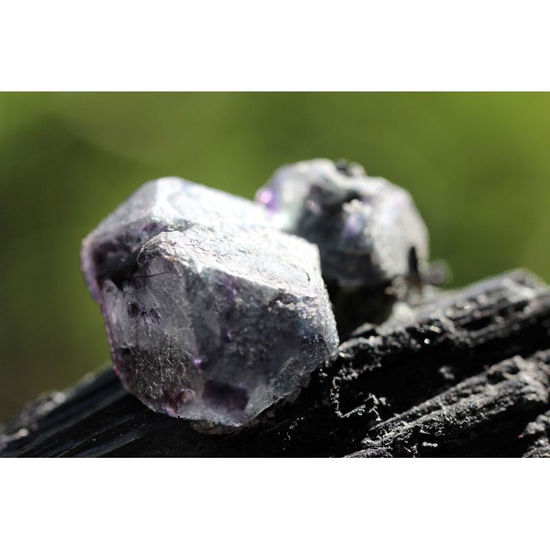 Turmalin schwarz Var. Schörl xx, Fluorit violett, Orthoklas xx weiss, Schamanen-Energiekristallaggregat