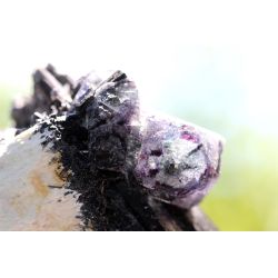 Turmalin schwarz Var. Schörl xx, Fluorit violett, Orthoklas xx weiss, Schamanen-Energiekristallaggregat